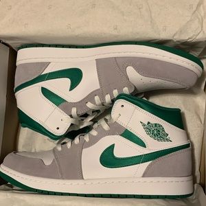 Jordan 1 Mid Pine Green